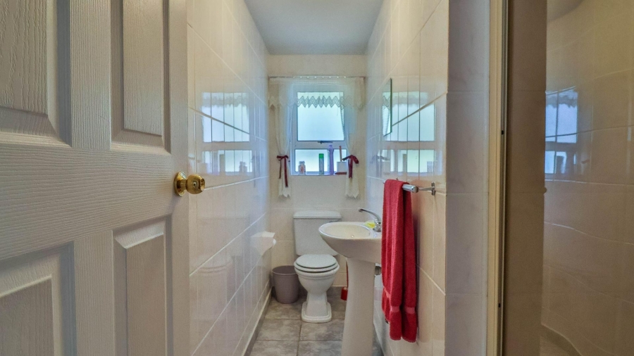 6 Bedroom Property for Sale in De Kelders Western Cape